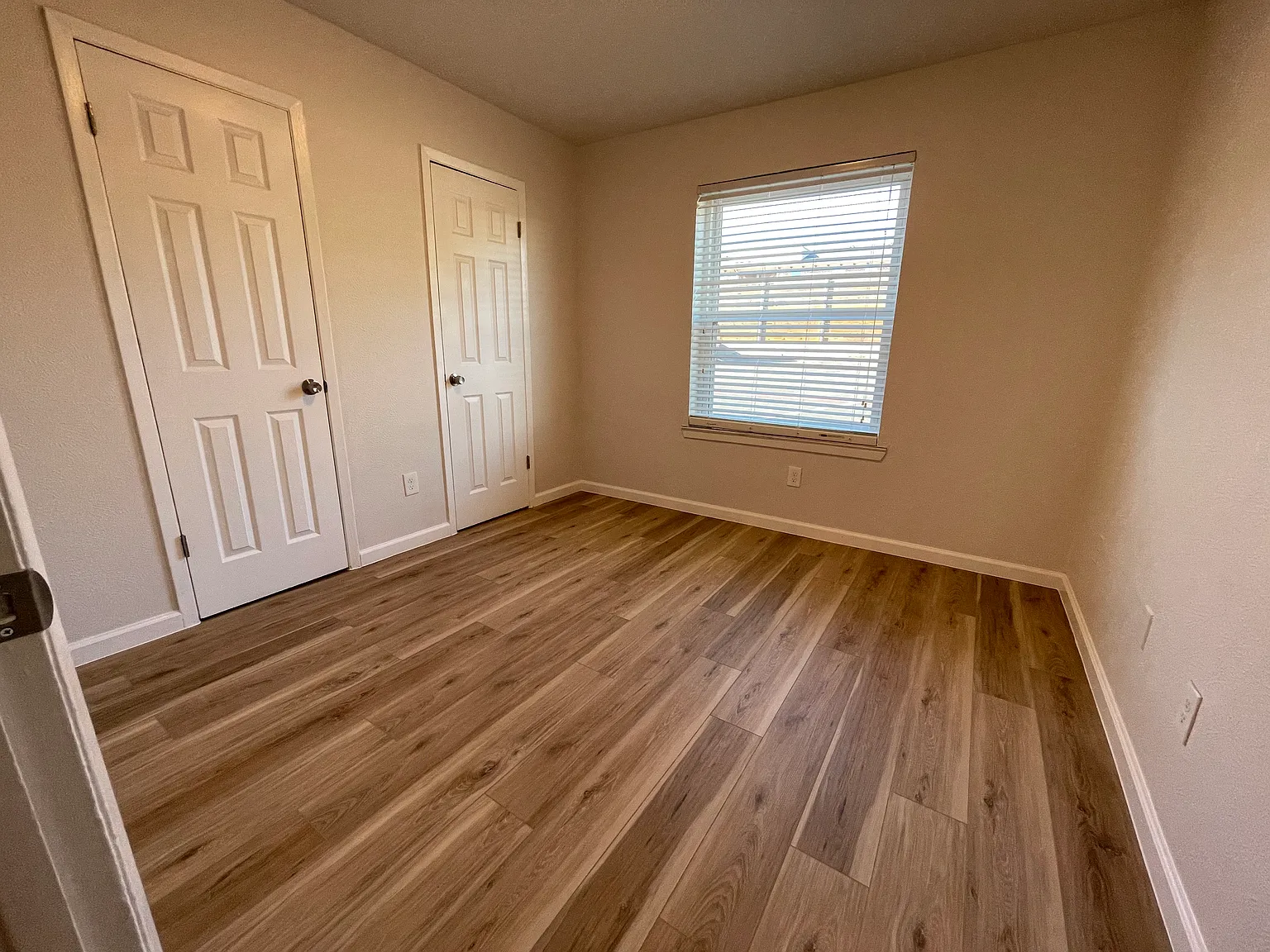 120 Avenue H — Photo 3