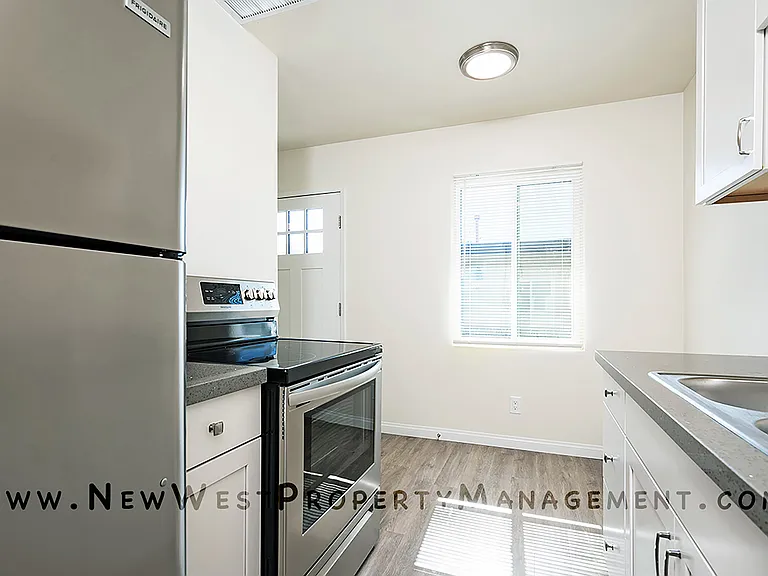 557 22nd St #1/2 — Photo 9