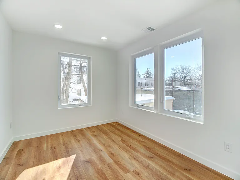 290 Leslie St #3 — Photo 7