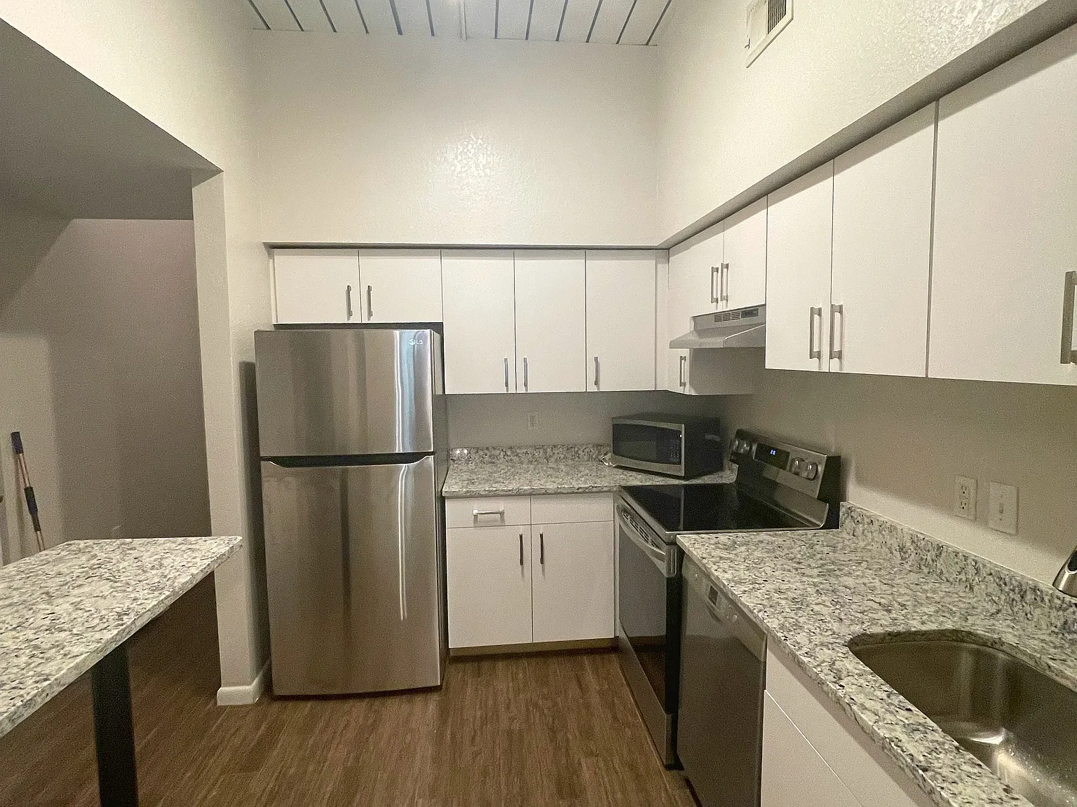 1 bed, 789 sqft, $1,950 — Photo 2