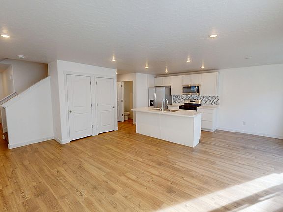 4th image of 1917 N Blue Iris Ave #1090