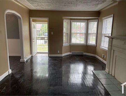 3rd image of 17216 Shaftsbury Ave