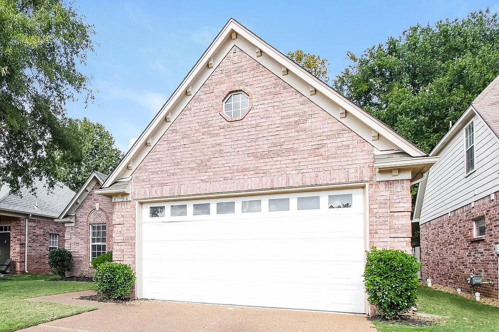 3 bed, 2.0 bath, 1376 sqft, $1,730 — Photo 3