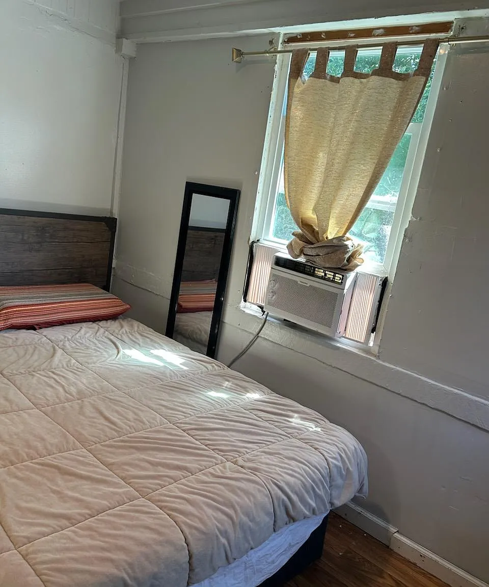4 bed, 1.0 bath, 900 sqft, $706 — Photo 2
