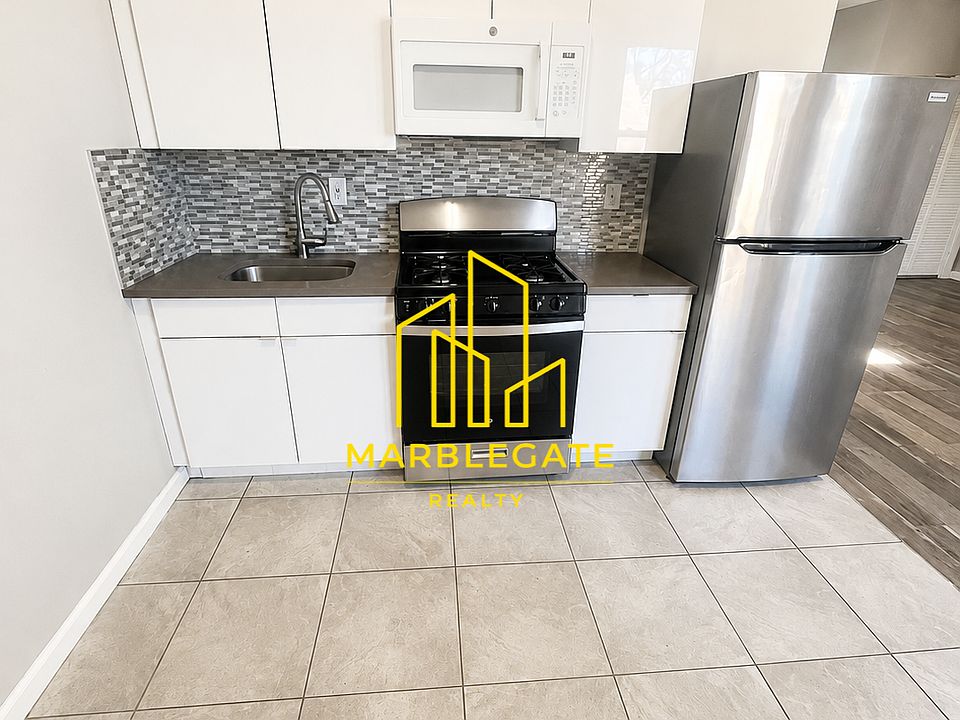 1st image of 298 Halsted St #11