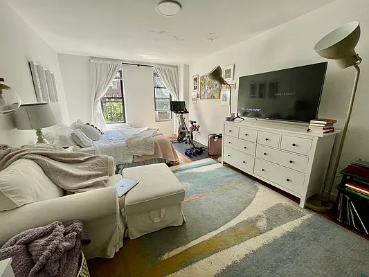 Rented by SP Brokerage Inc | media 9