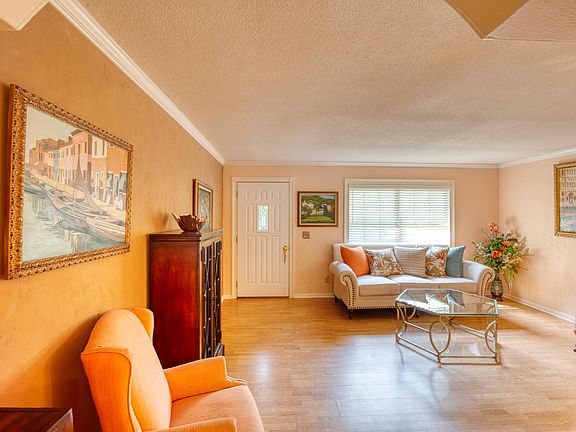 3rd image of 557 Hand Ave
