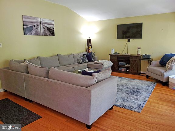 5th image of 429 Fireside Ln