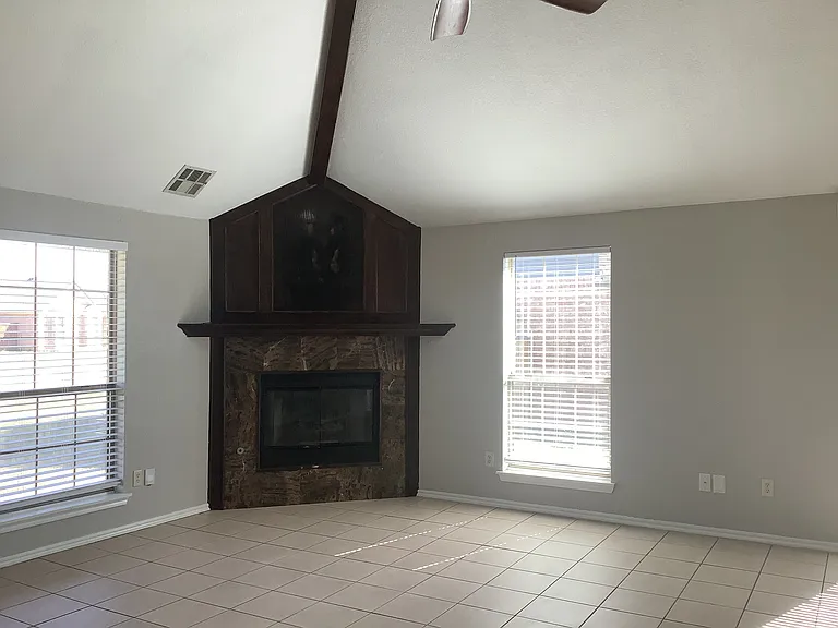 1424 SW 23rd St — Photo 7
