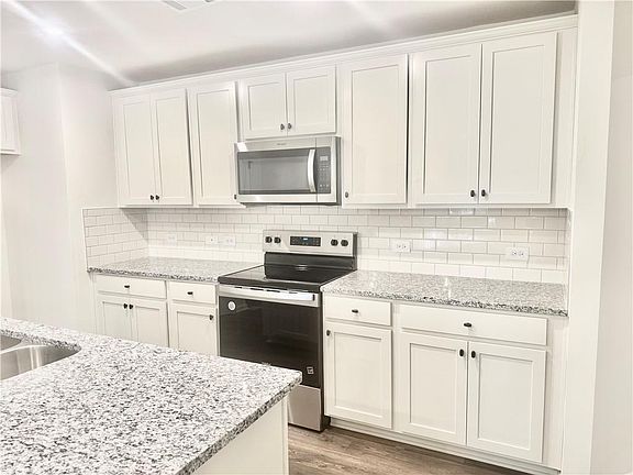 5th image of 20 Silver Leaf Ln