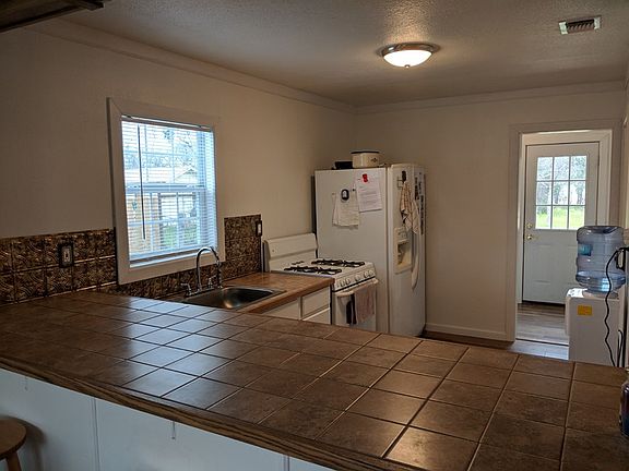 5th image of 206 Westland St