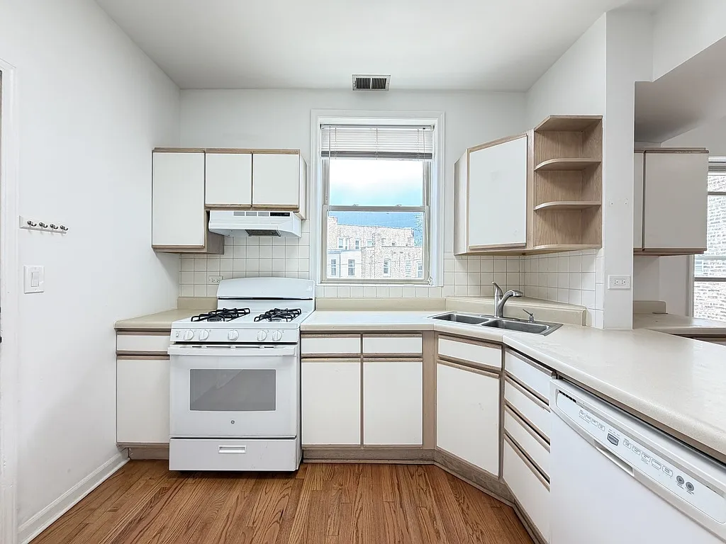 Appealing 3 Bed, 1 Bath at Ridge +Glenwood (Edgewater) — Photo 4