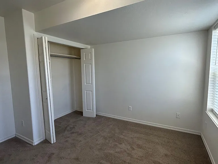 465 Taft — Photo 8