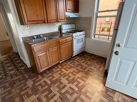 4th image of 734 Taylor Ave #1