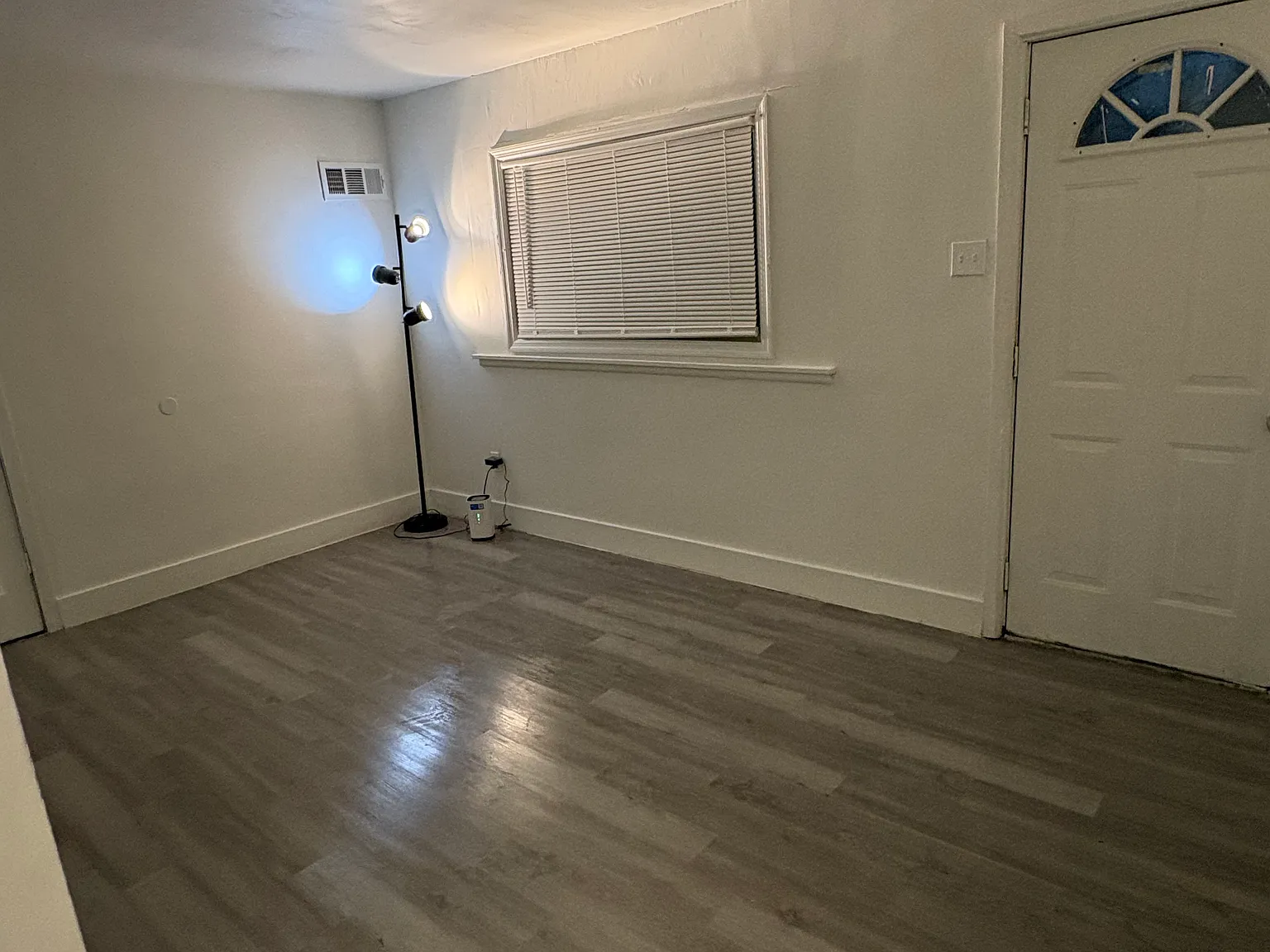 3 bed, 869 sqft, $1,325 — Photo 2