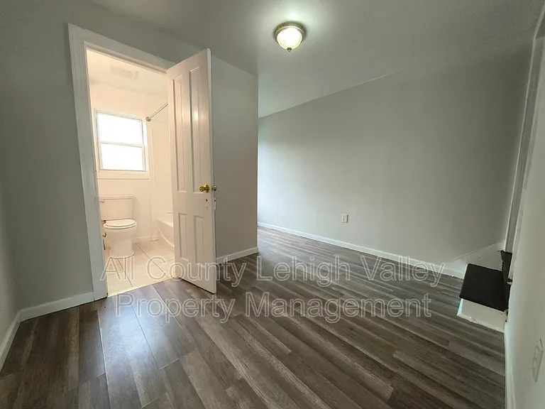 339 W Lincoln St — Photo 5