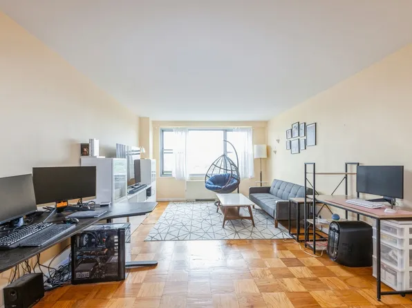 70-25 Yellowstone Boulevard image 3 of 35