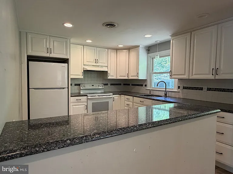319 Meetinghouse Ln — Photo 9