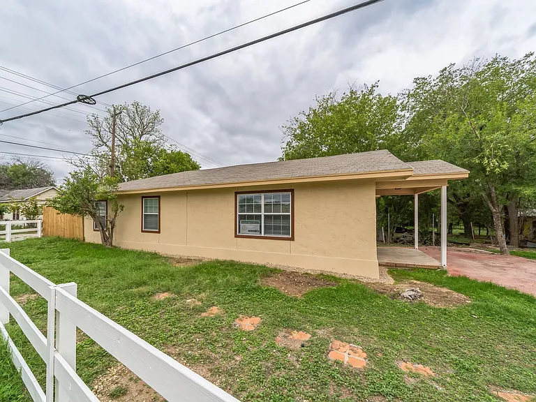 101 W Schreiner St — Photo 3