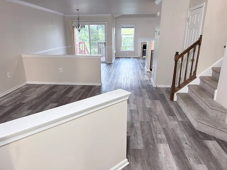 921 Bentley Ct — Photo 8