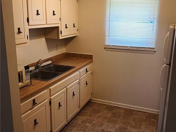 2nd image of 1953 Parkview Ave #A