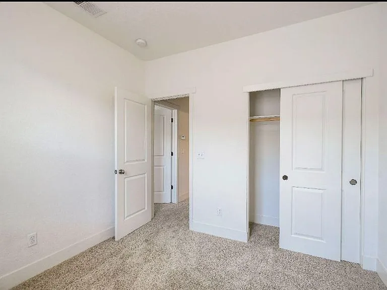 405 Washington Sq #19 — Photo 23