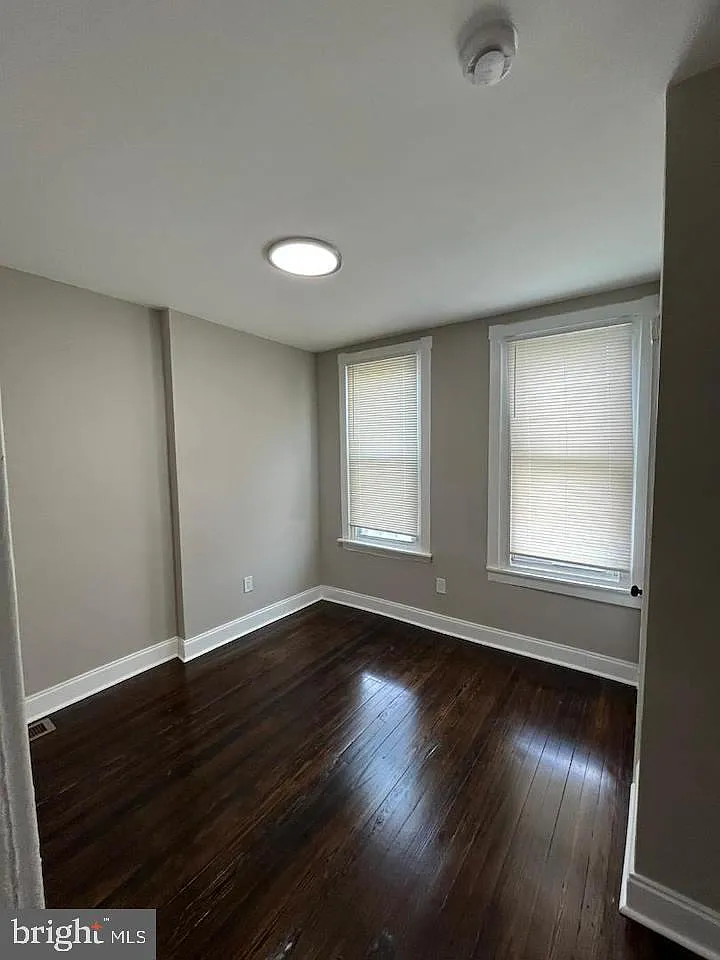 3 bed, 1.0 bath, 990 sqft, $1,650 — Photo 3
