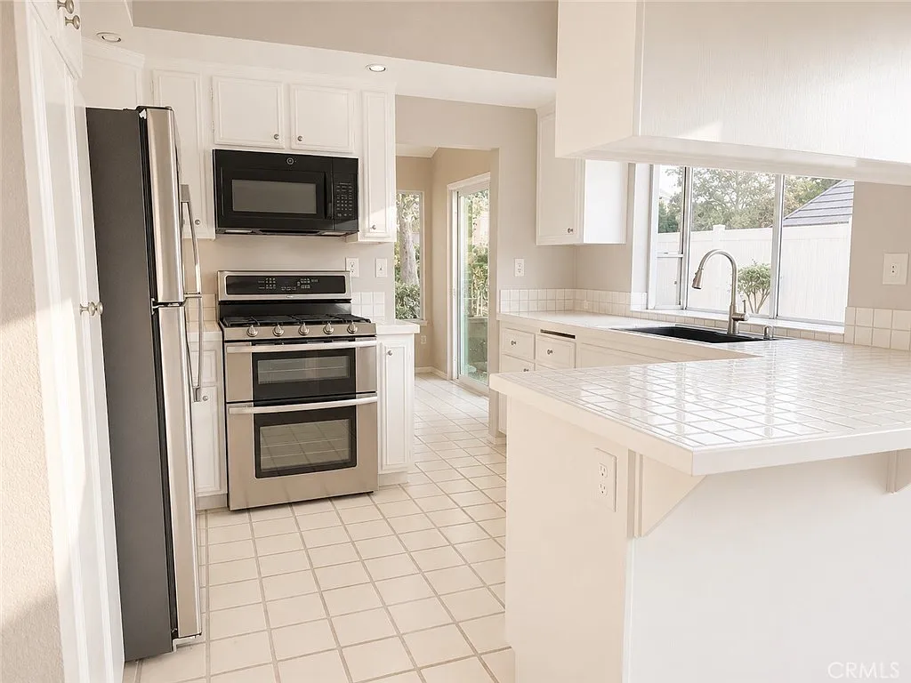 3 bed, 1414 sqft, $3,200 — Photo 3