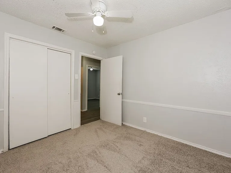 1238 Narcissus Ln — Photo 12