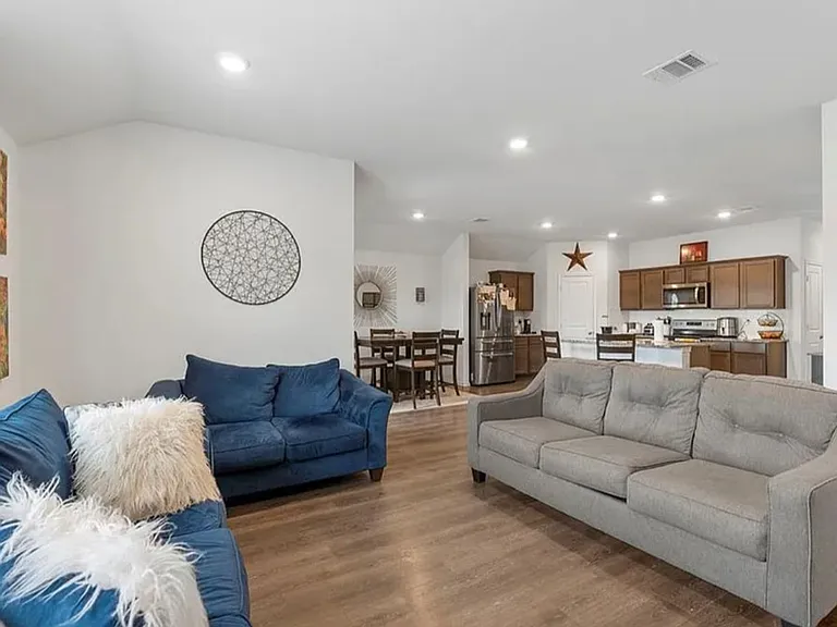1304 Lowhill Dr — Photo 5