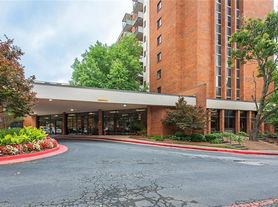300 Johnson Ferry Rd