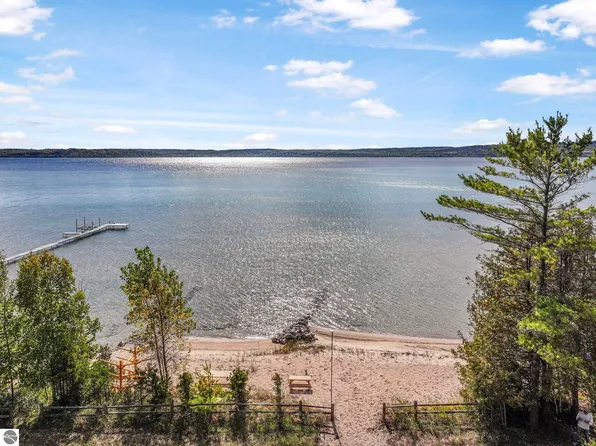 4618 Crystal Dr, Beulah, MI 49617