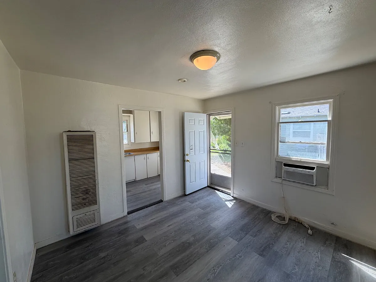 Building Photo - 1089 E 21st St #4