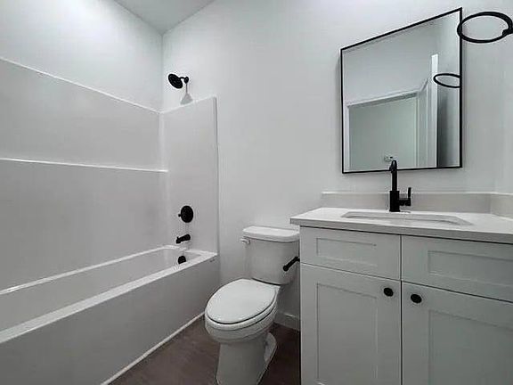 4th image of 793/795 Lyman Rd