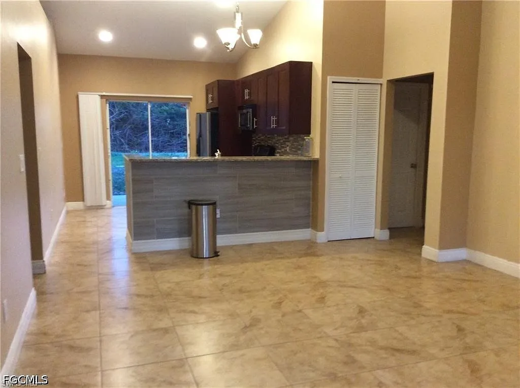 3 bed, 3.0 bath, 1204 sqft, $1,800 — Photo 4