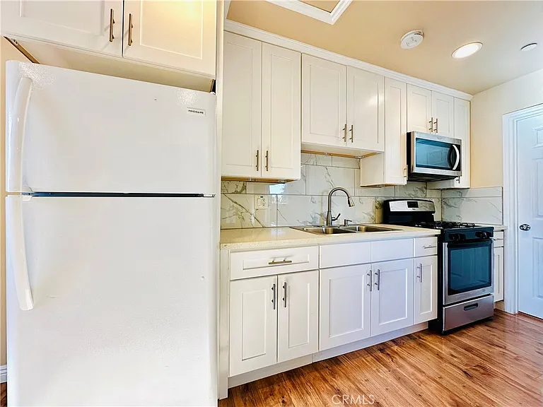 17134 Saticoy St — Photo 4