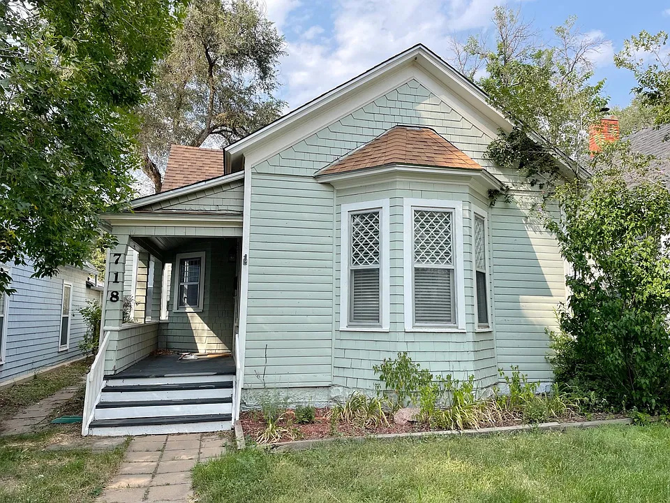 718 E High St