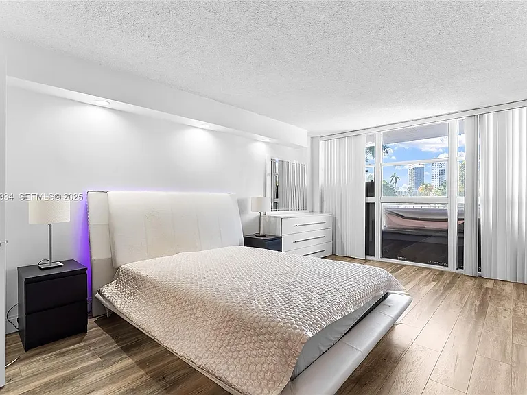 400 Leslie Dr #305 — Photo 11