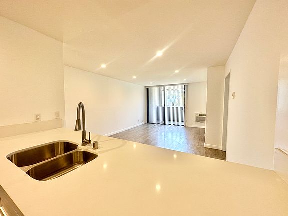 4th image of 724 N West Knoll Dr #215A