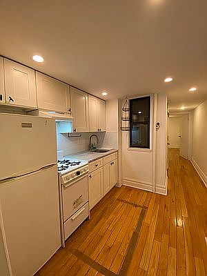 1st image of 425 E 6th St APT 1A