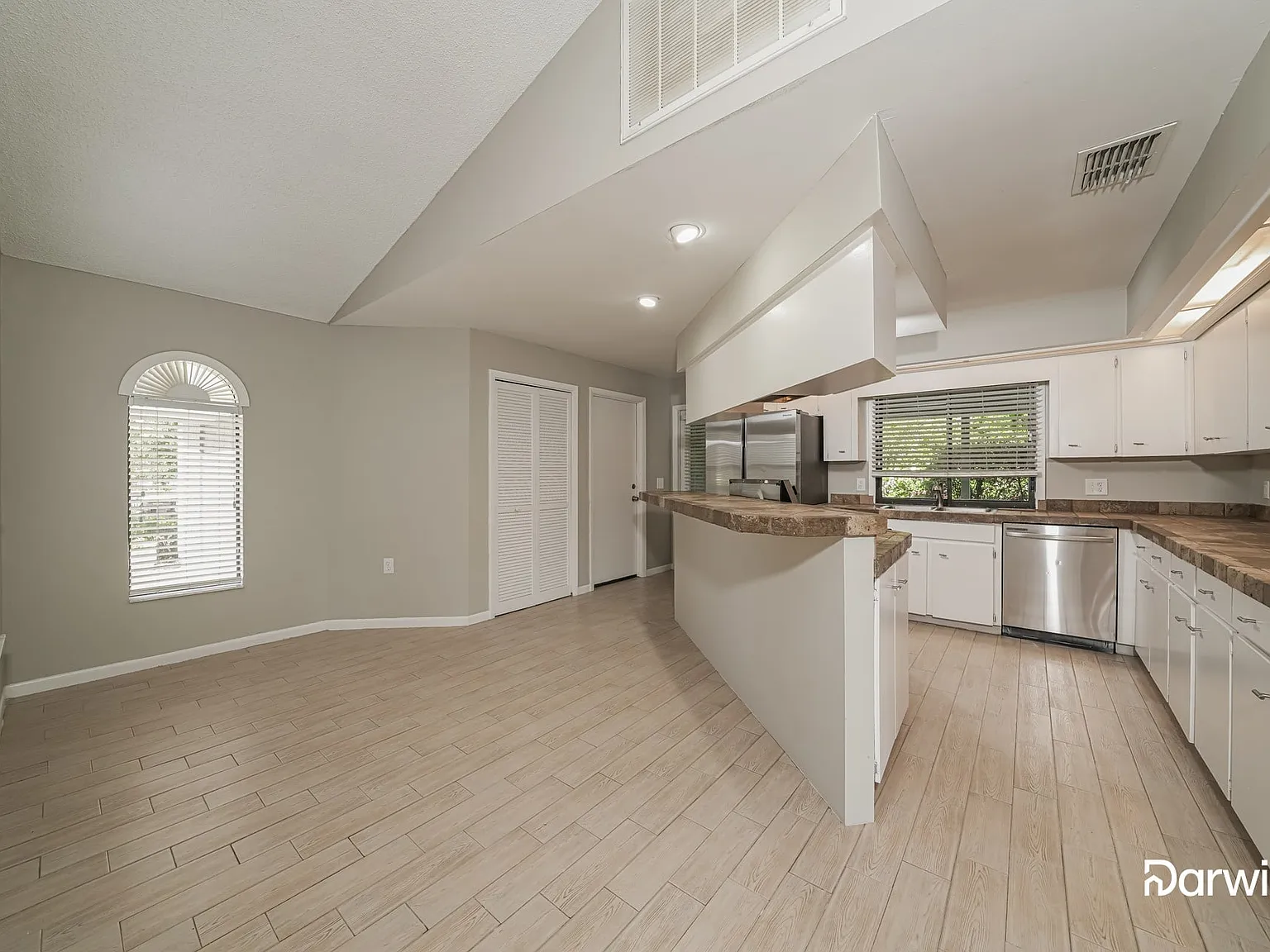 3 bed, 2.0 bath, 1902 sqft, $2,125 — Photo 3