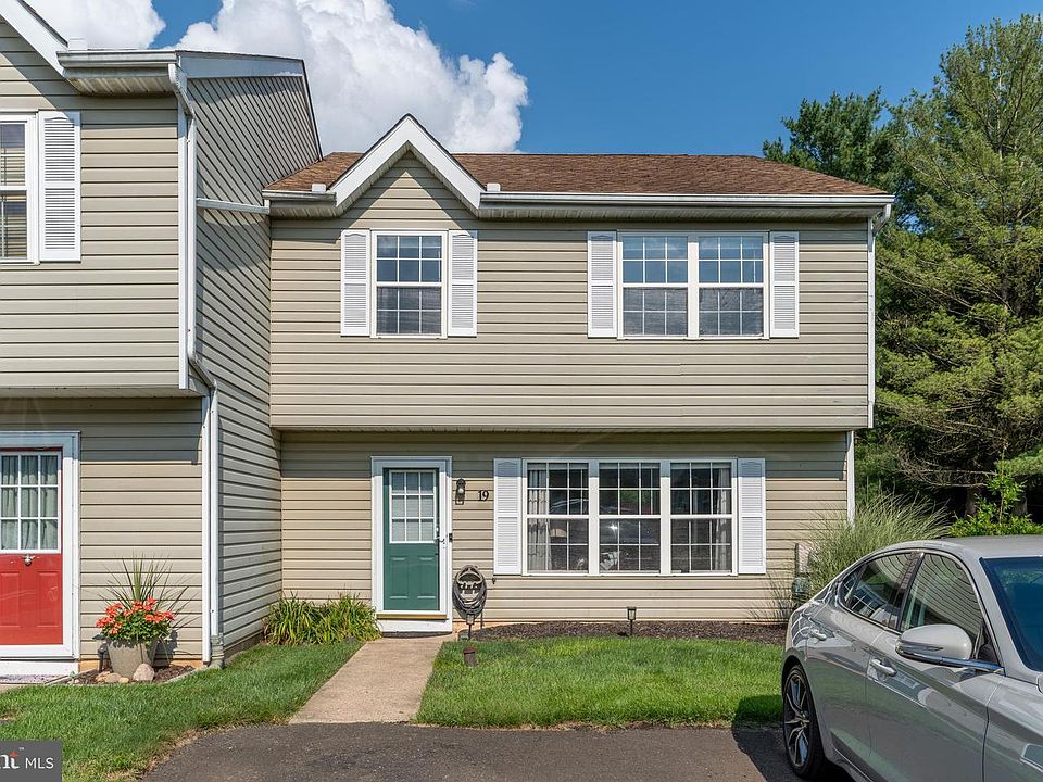 1st image of 19 Jennifer Dr