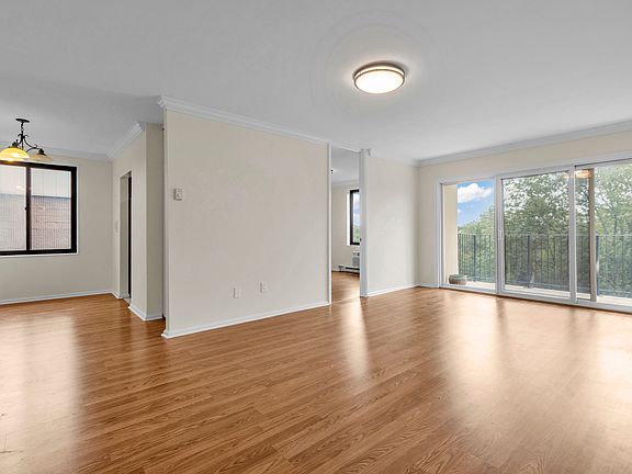 3rd image of 130 Colonial Pkwy APT 4H