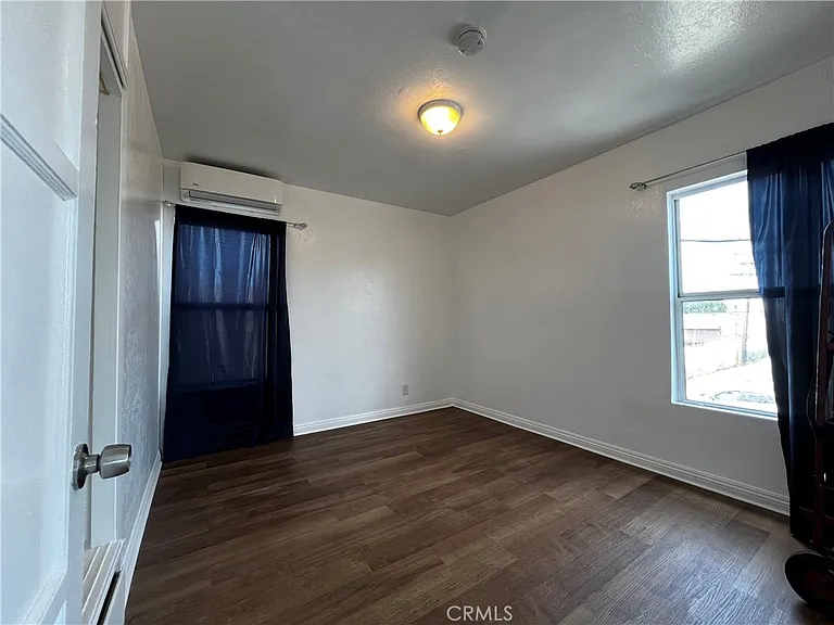 7215 S Van Ness Ave — Photo 9