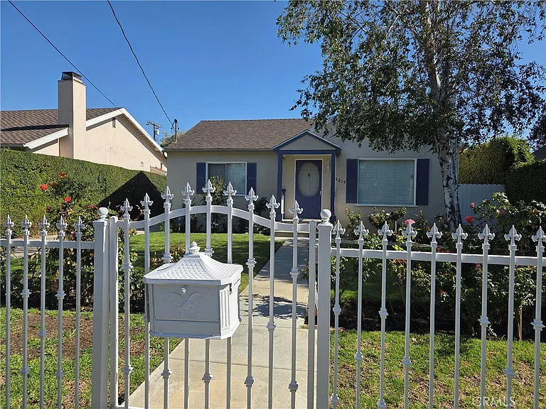 15219 Wyandotte St — Photo 2