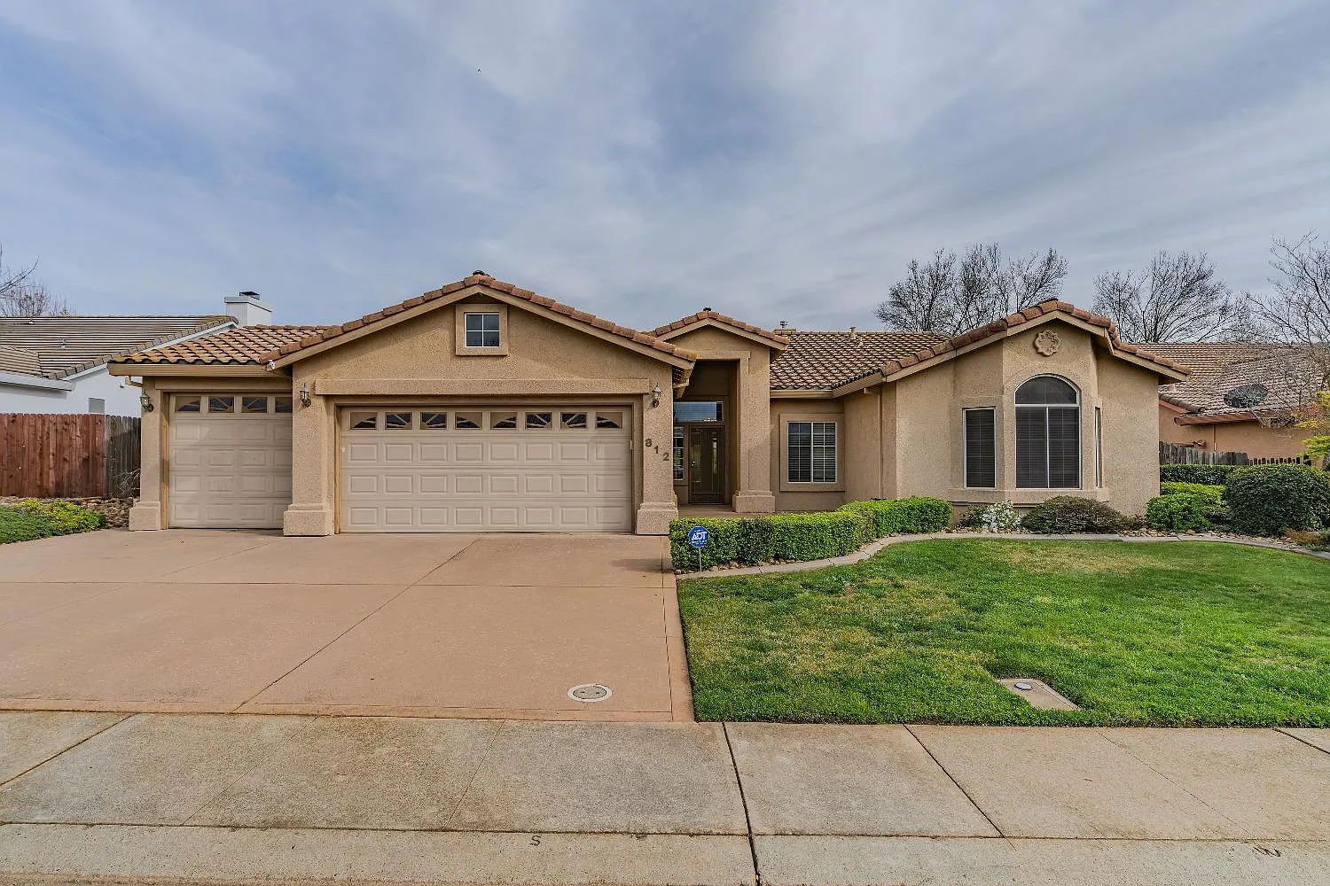 812 Fairway Dr photo 1