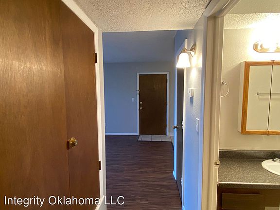 4th image of 3903 N Rockwell Ave #103