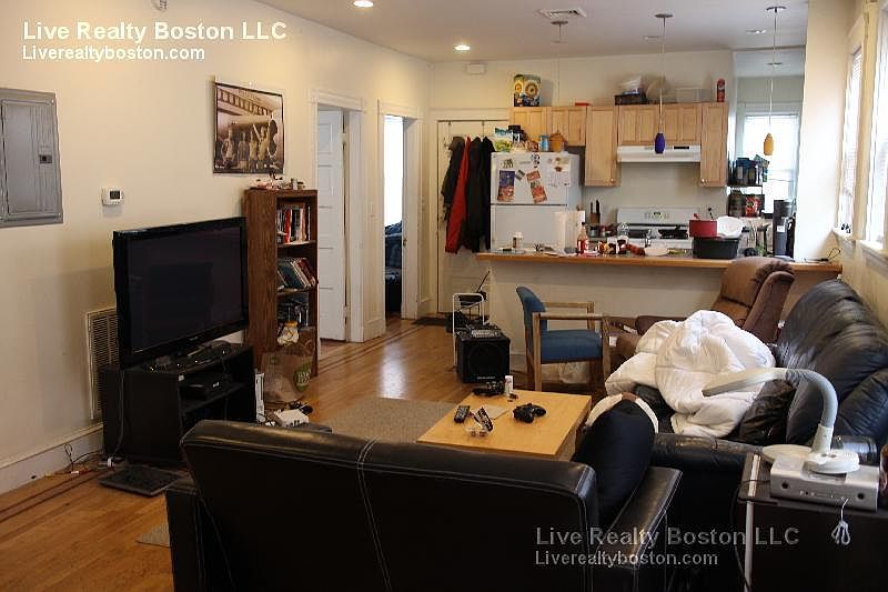 2nd image of 92 Easton St