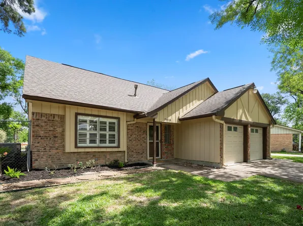 5918 Par Four Dr, Houston, TX 77088