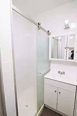 Rented by KNOCKKNOCK LLC | media 33